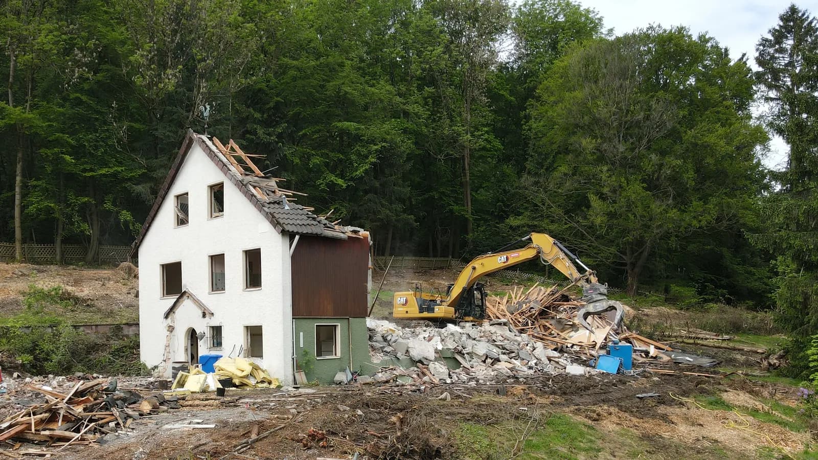 Kettenbagger beim kontrollierten Hausabriss im Harz