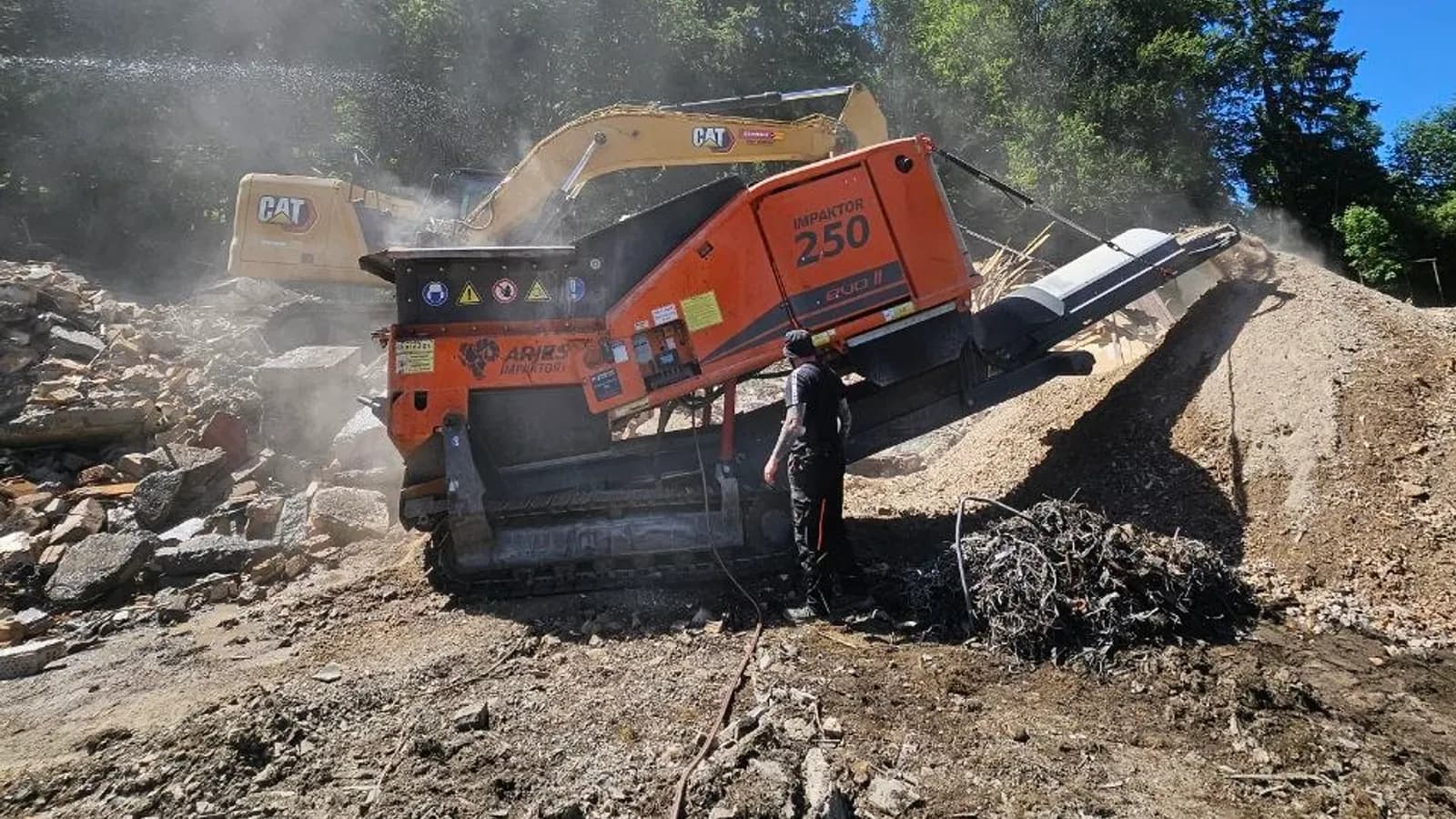 Mobile Brechanlage bei der Aufbereitung von Beton auf einer Abrissbaustelle