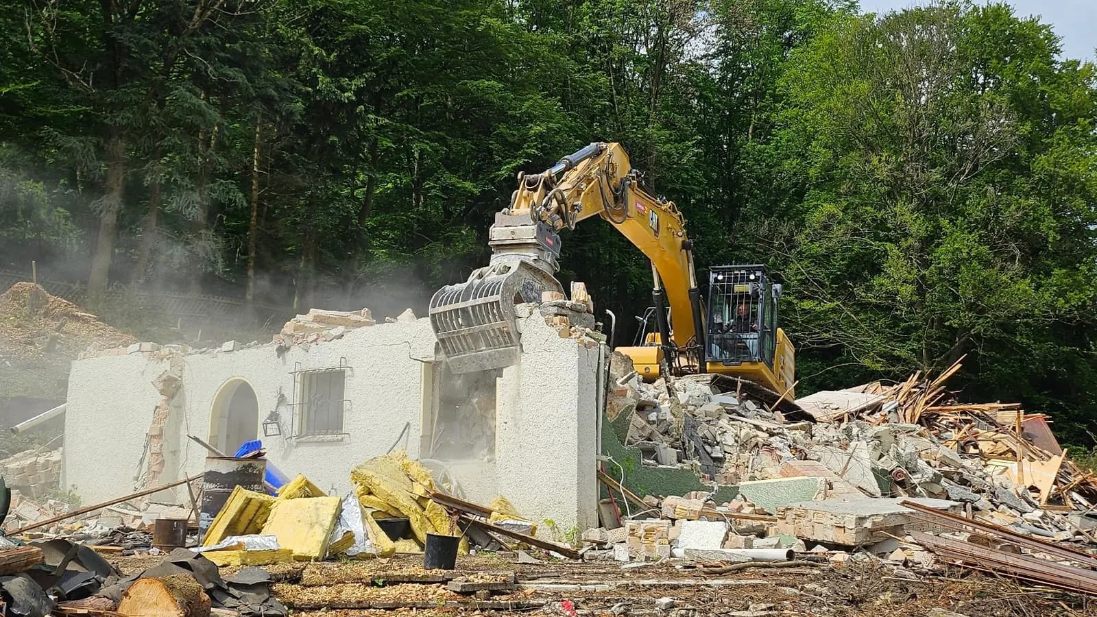 Hausabriss Göttingen: Abbruchbagger beim kontrollierten Rückbau eines Wohnhauses