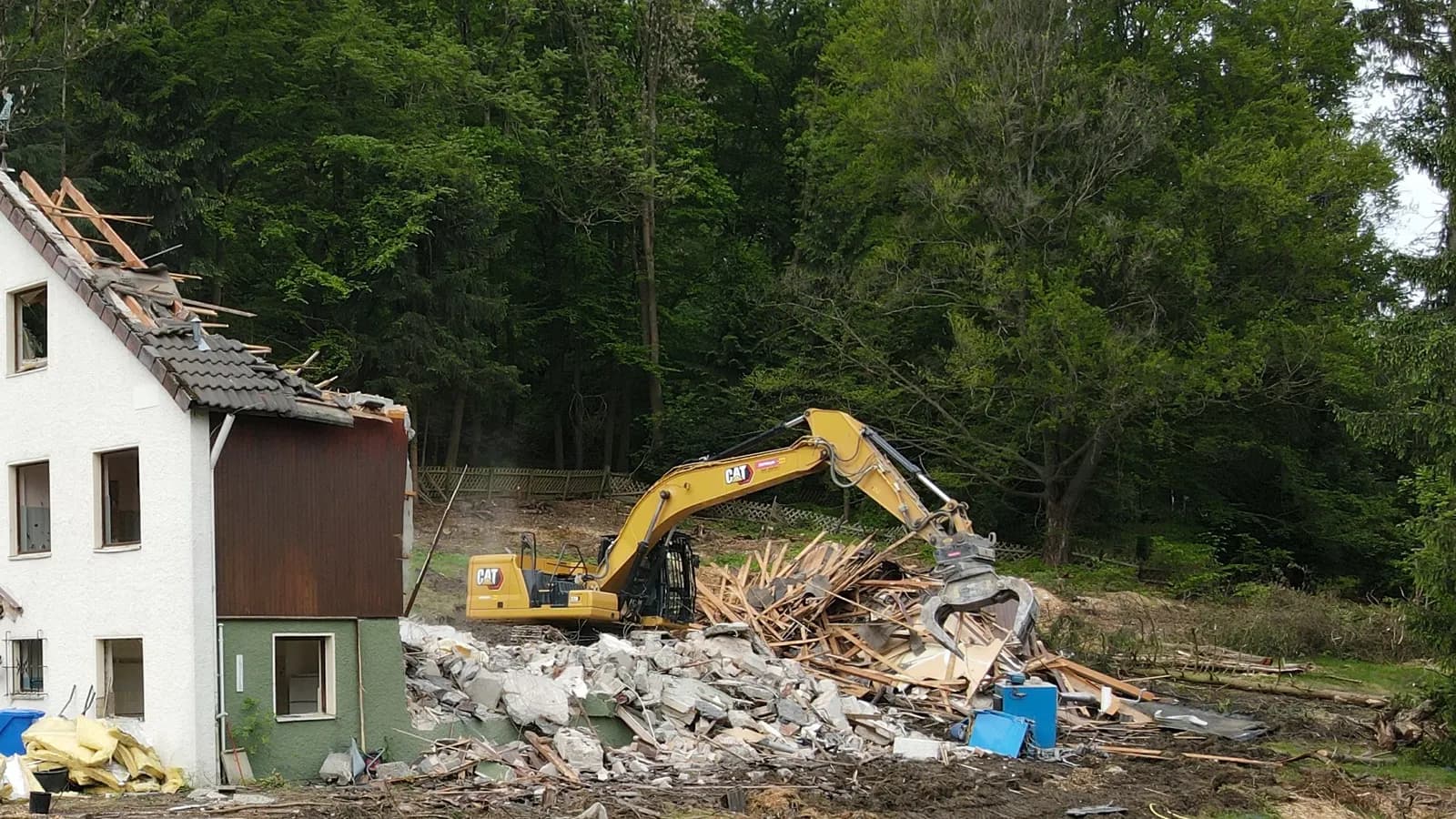 Hausabriss Northeim: Bagger beim geordneten Rückbau eines älteren Wohnhauses