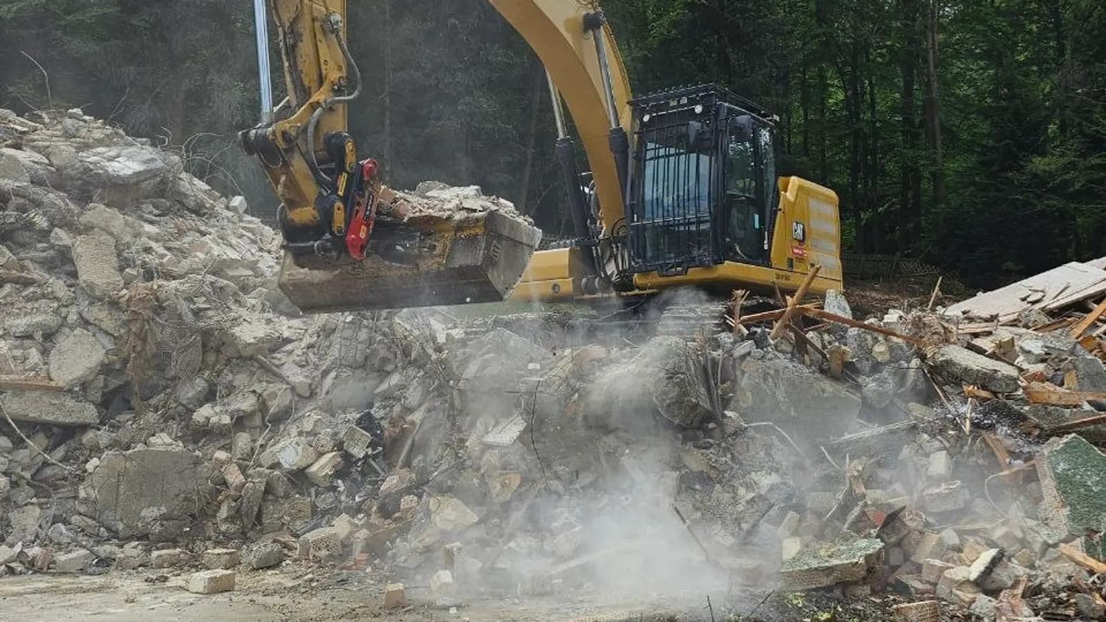 Referenzprojekt: Bagger sortiert den Bauschutt in getrennte Haufwerke