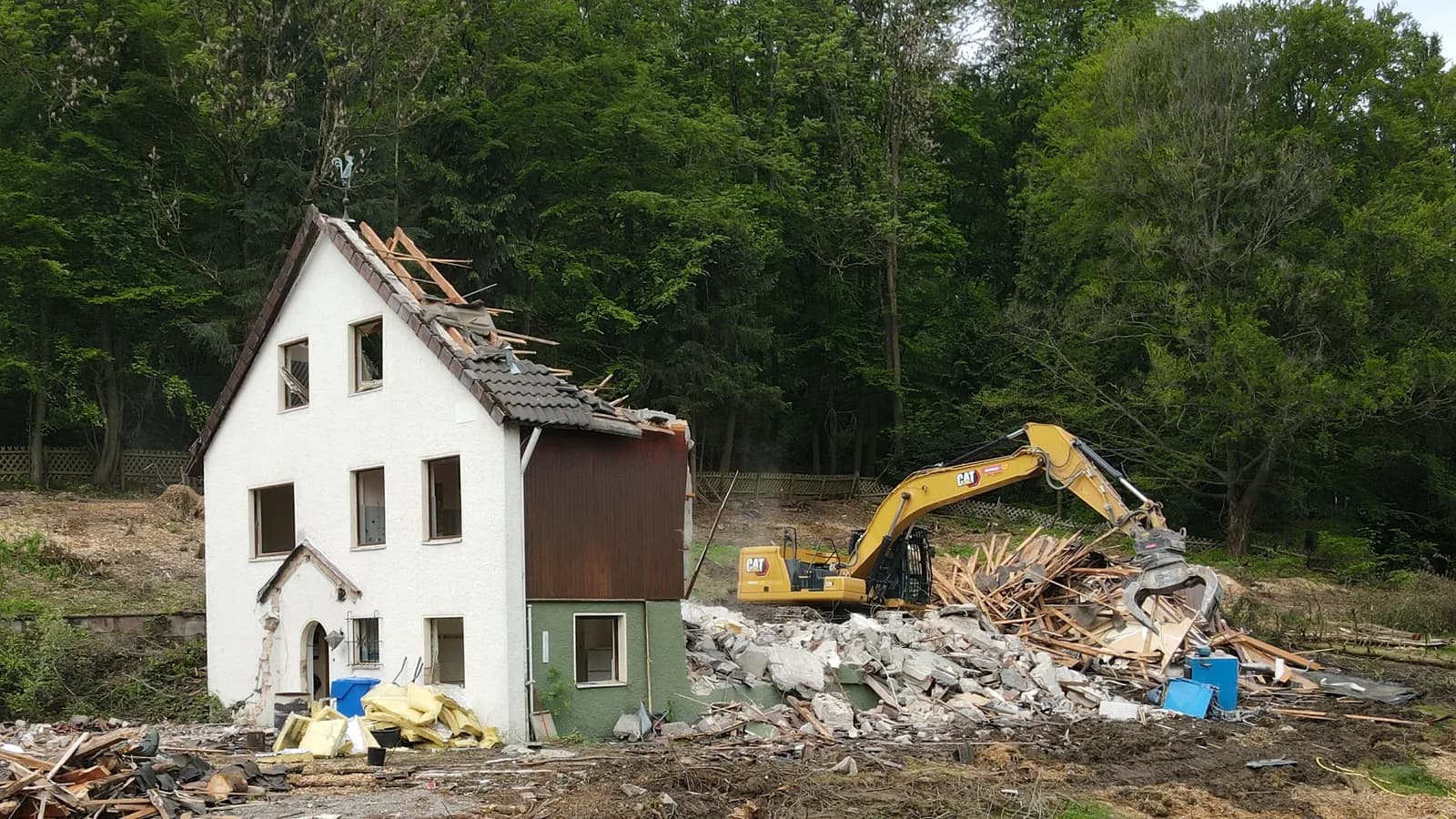 Hausabriss Bad Harzburg: Abbruchbagger an einem Wohnhaus in Hang- und Waldrandlage