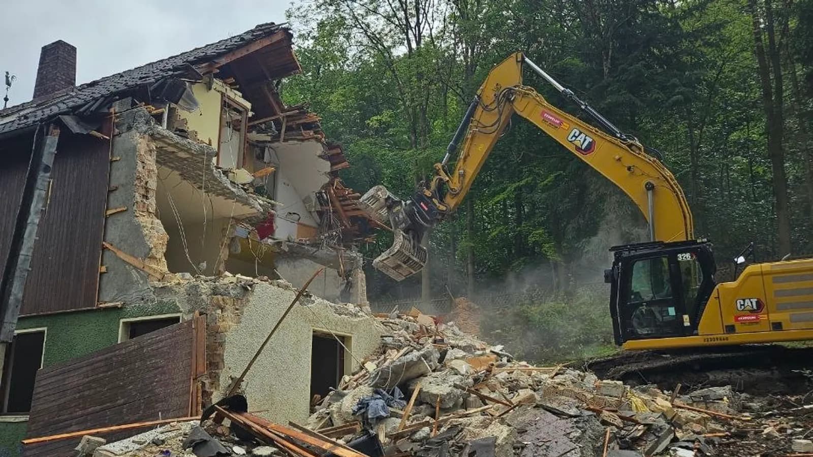 Hausabriss Blankenburg (Harz): Abbruchbagger beim Rückbau eines älteren Wohnhauses am Harzrand