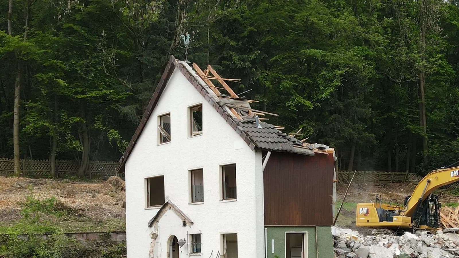 Hausabriss in Braunschweig: Bagger beim Rückbau eines Einfamilienhauses als Vorbereitung für einen Neubau