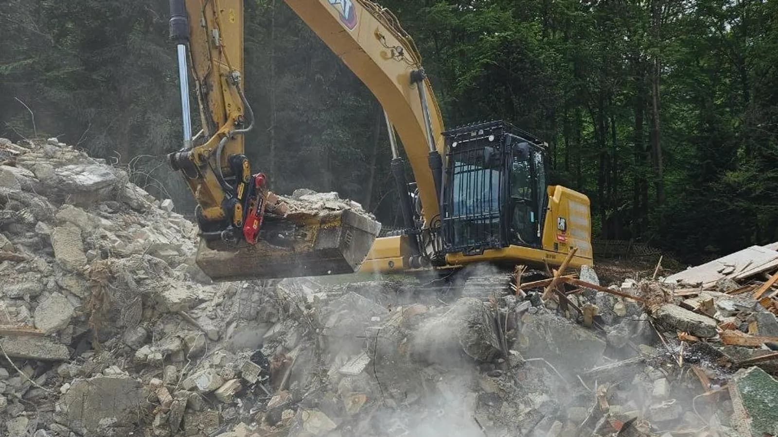 Hausabriss Halberstadt: Abbruchbagger sortiert die Abbruchmassen nach dem Rückbau