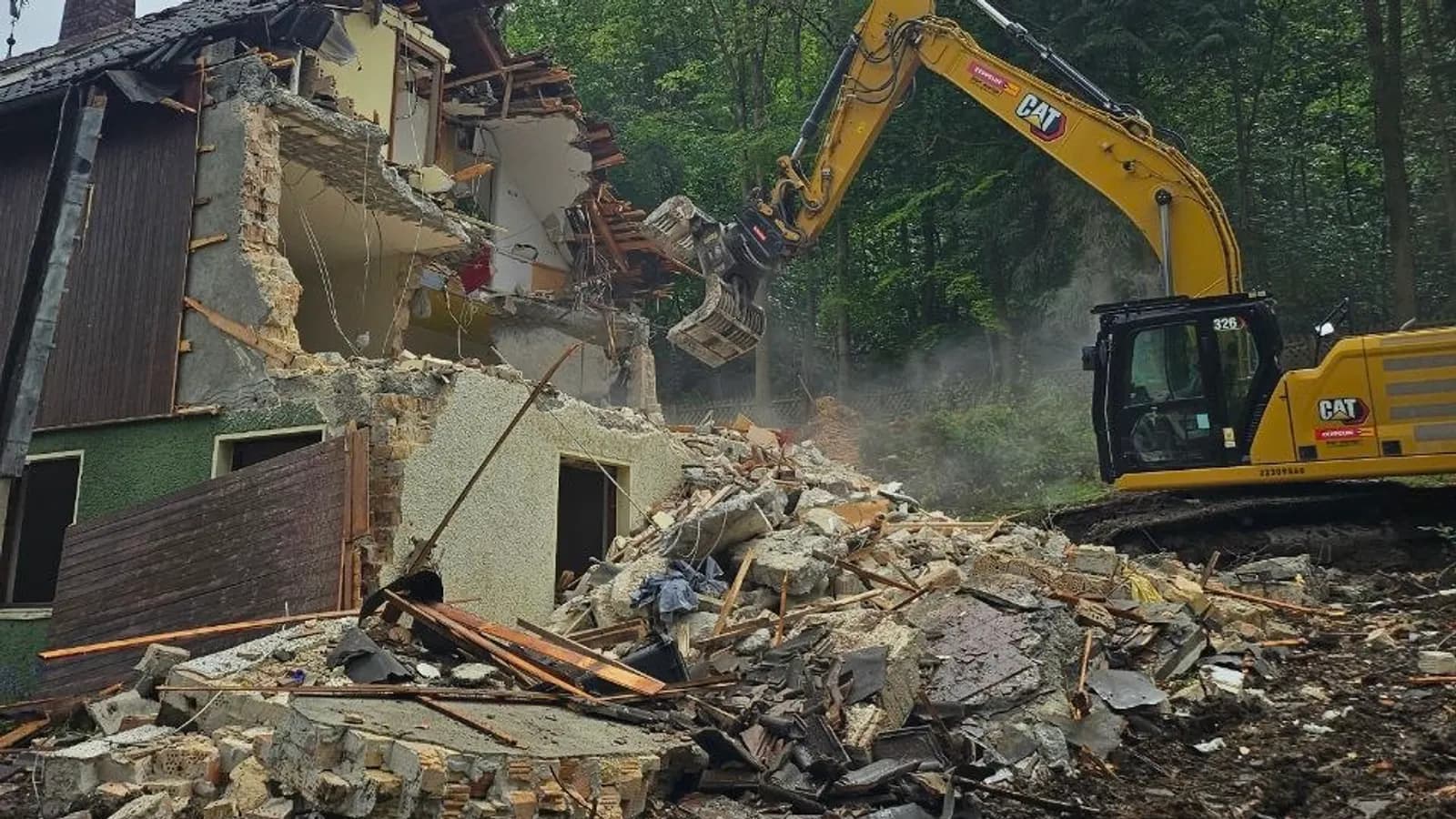 Hausabriss in Hasselfelde: Abbruchbagger vor einem lange leerstehenden Wohnhaus im Oberharz