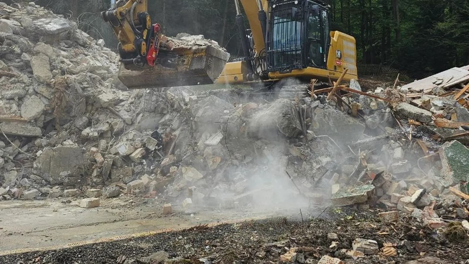 Hausabriss Magdeburg: Abbruchbagger bei der Sortierung mineralischer Abbruchmassen