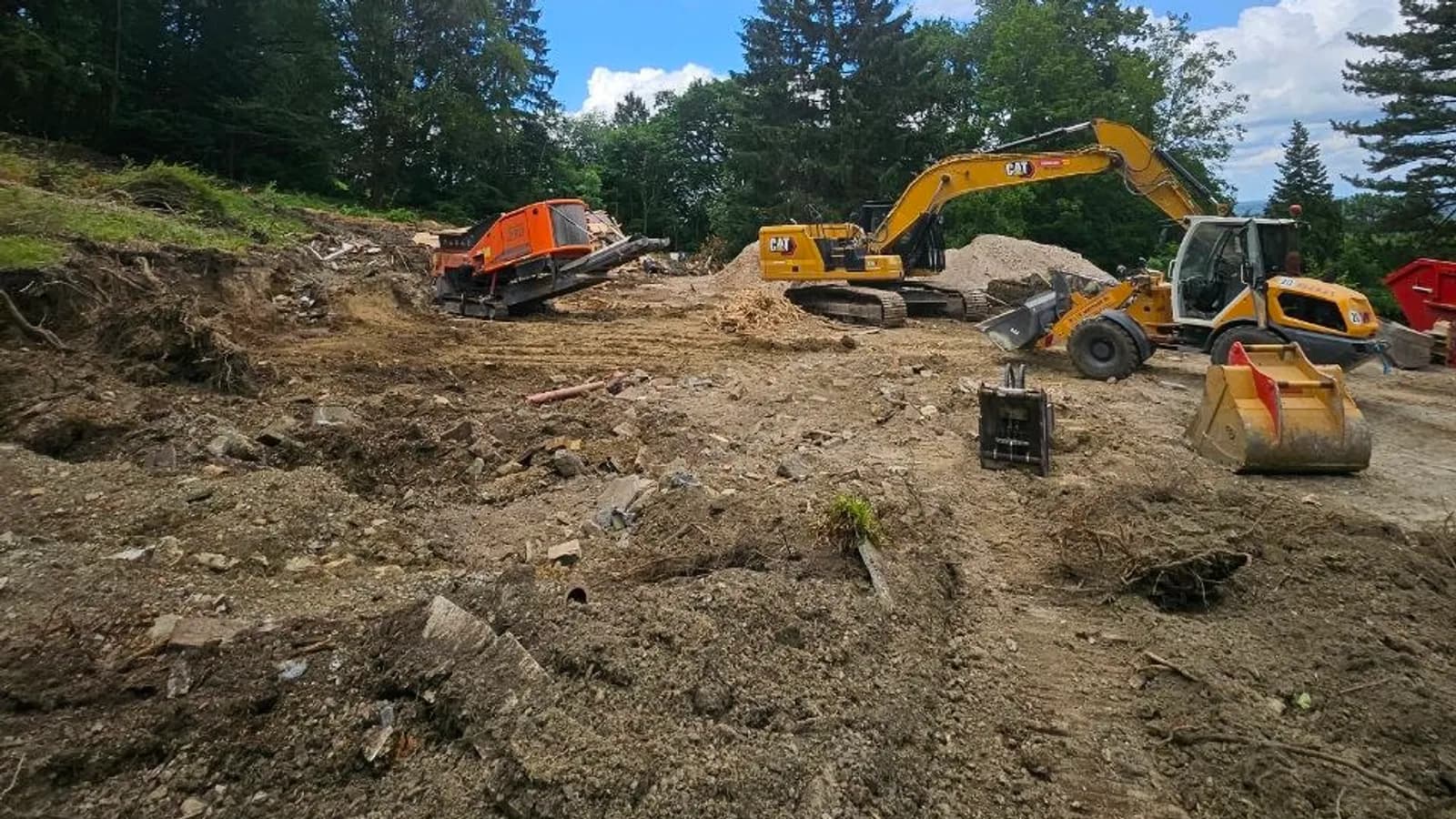 Hausabriss Vienenburg: geräumtes Grundstück mit Bagger, Radlader und mobiler Brechanlage