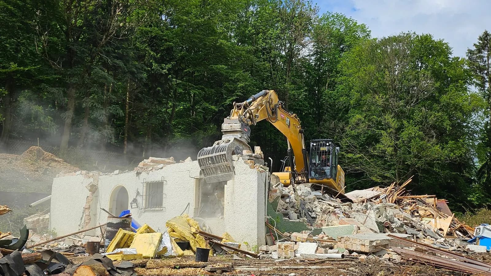 Hausabriss Wernigerode: Kettenbagger trägt das Mauerwerk eines Wohnhauses kontrolliert ab