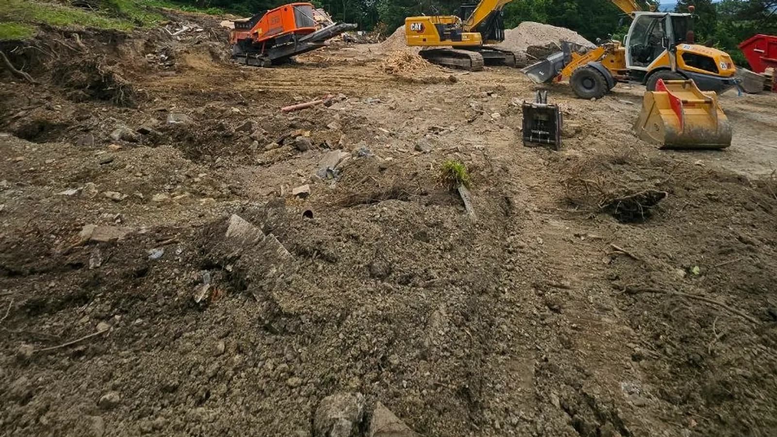 Referenzprojekt Hausabriss: geräumtes, eingeebnetes Grundstück nach Abschluss der Abbrucharbeiten
