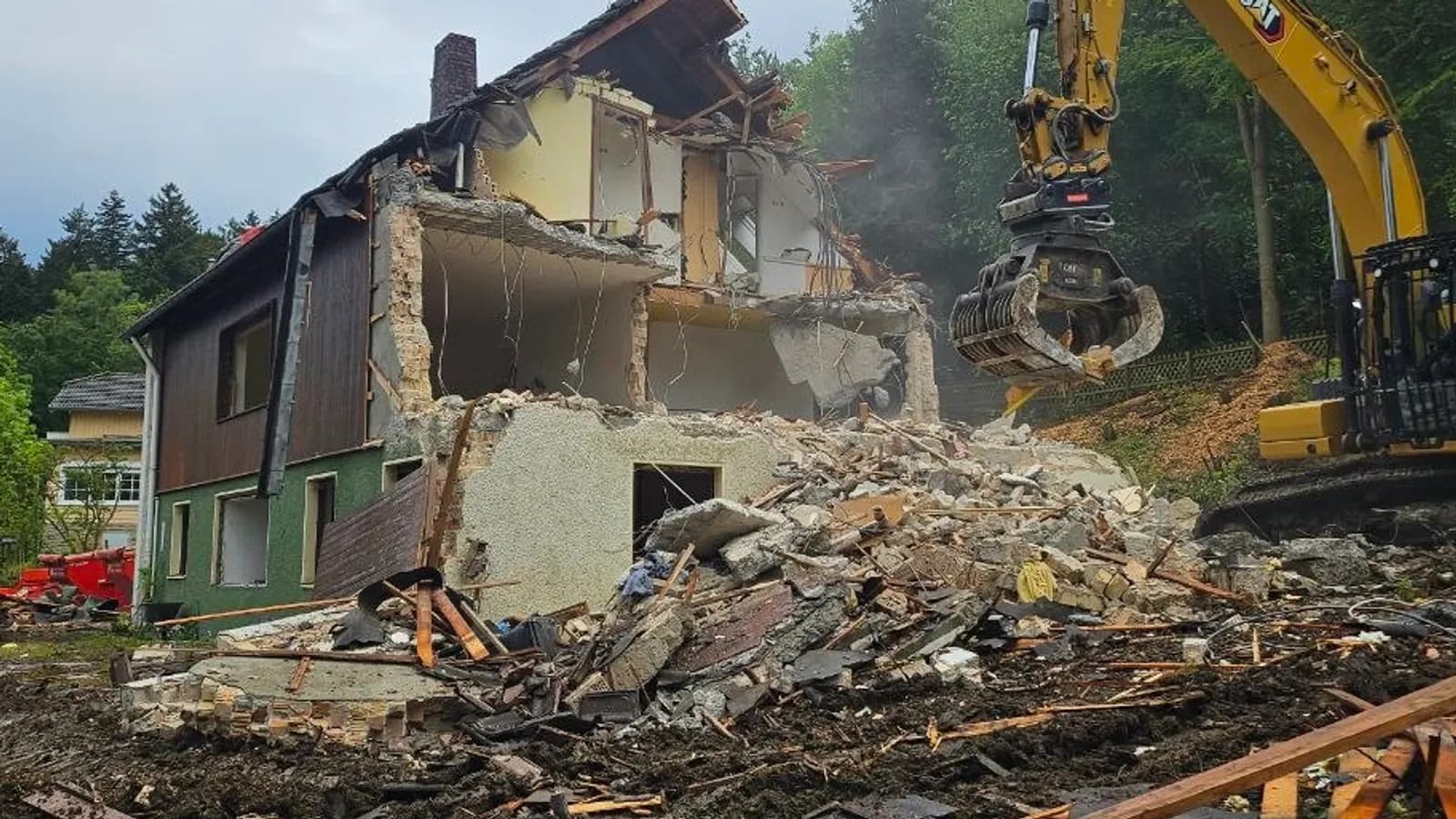 Referenzprojekt Hausabriss: Sortiergreifer trägt das Obergeschoss ab, Holz und Mauerwerk werden getrennt