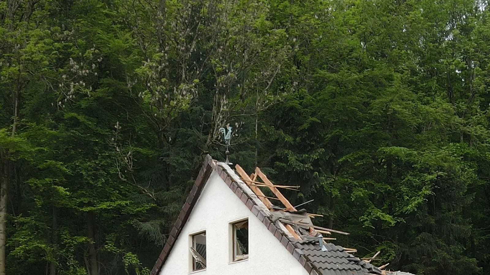 Schadstoffgutachten für Abriss: Bestandsgebäude mit älteren Dach- und Fassadenmaterialien vor der Untersuchung